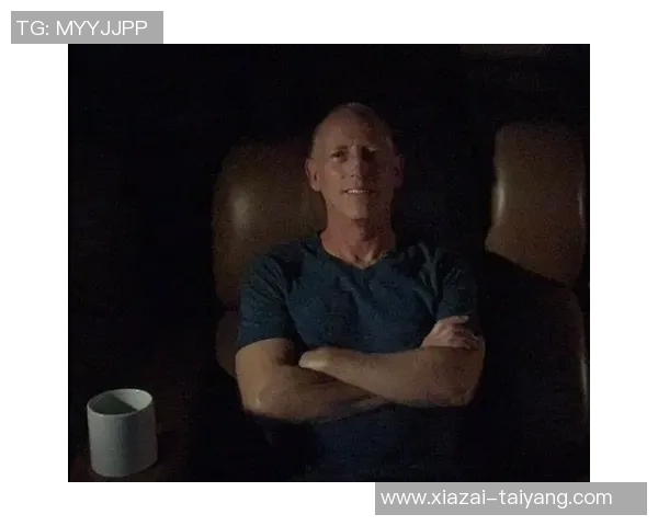 亿万富翁亚当斯的简约生活只靠睡袋和吉他电脑相伴